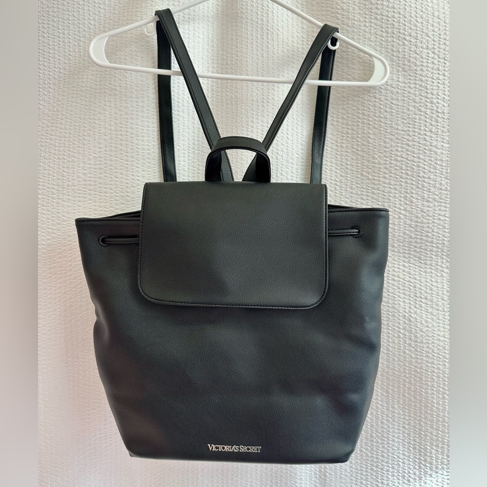 VICTORIA’S SECRET Black Pebbled Faux Leather Backpack Gold Logo Drawstring - Picture 1 of 9